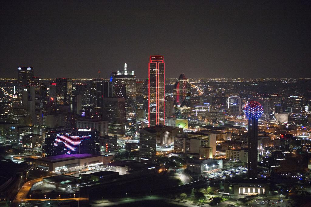 达拉斯市中心的夜景照片.